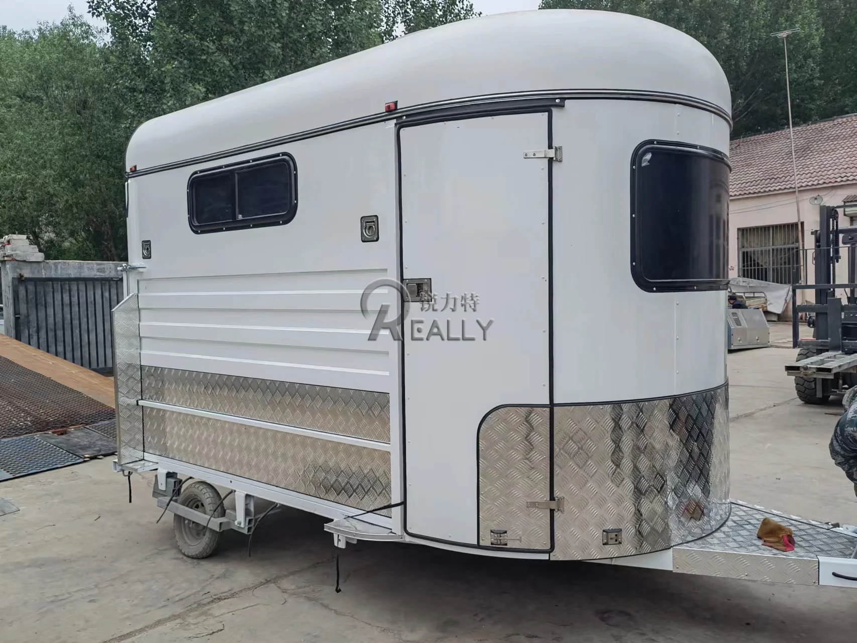 Ventilated Horse Trailer For Warm Weather Travel Horse Transport Trailer With Airflow Focused Design