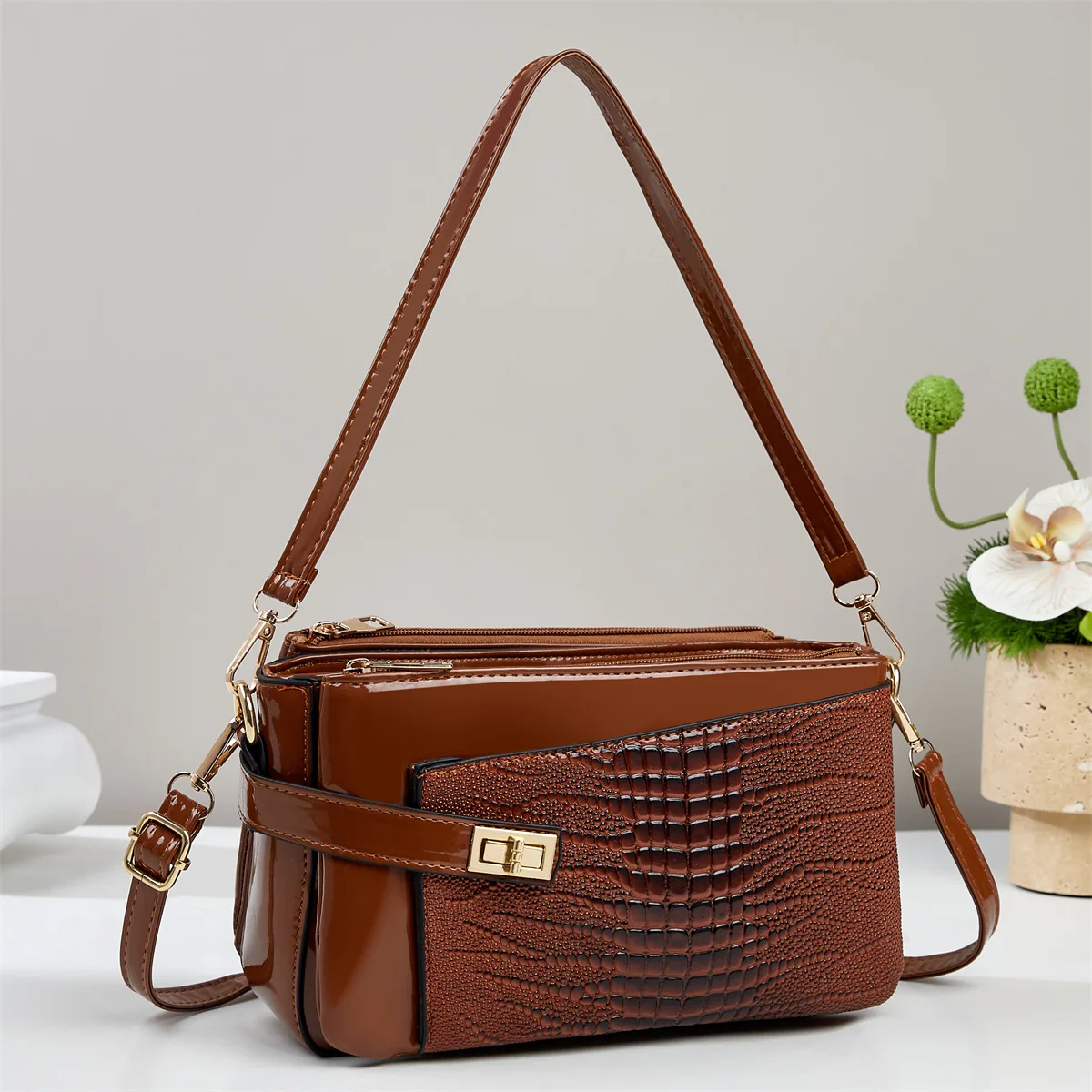 

Versatile Fashion Trend Oblique Straddle Bag 2025 New Women's Bag Retro Luxury Design Handbag