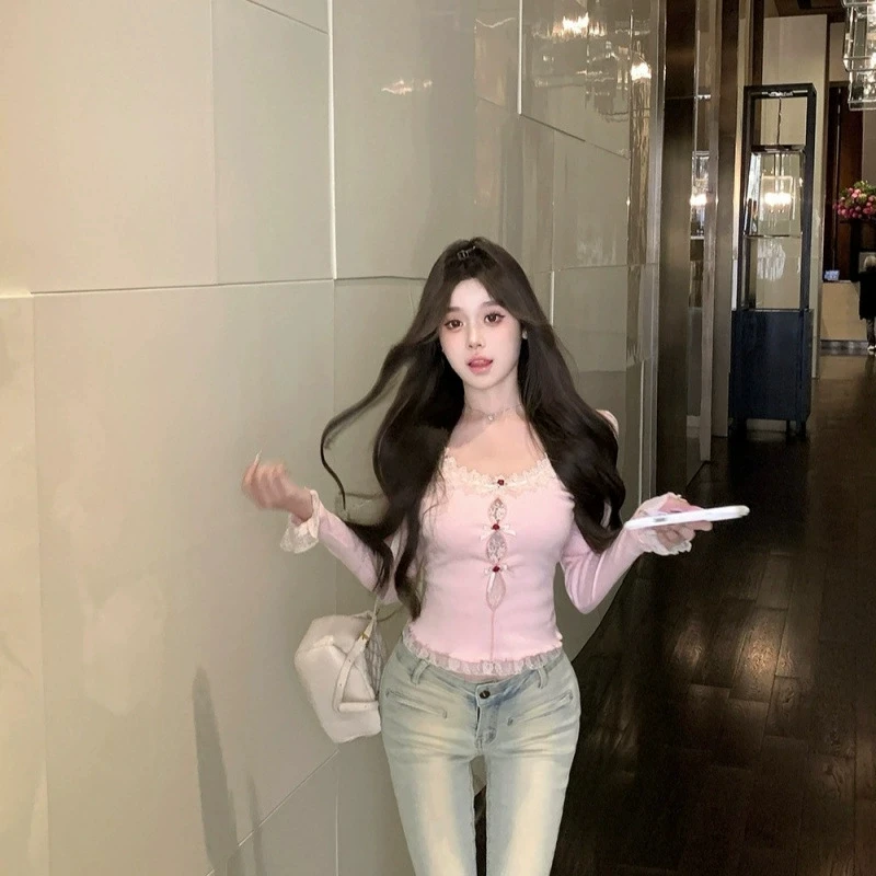 

Корейская женская футболка контрастного цвета на одно плечо с короткими рукавами, новинка лета 202, нестандартный вязаный топ