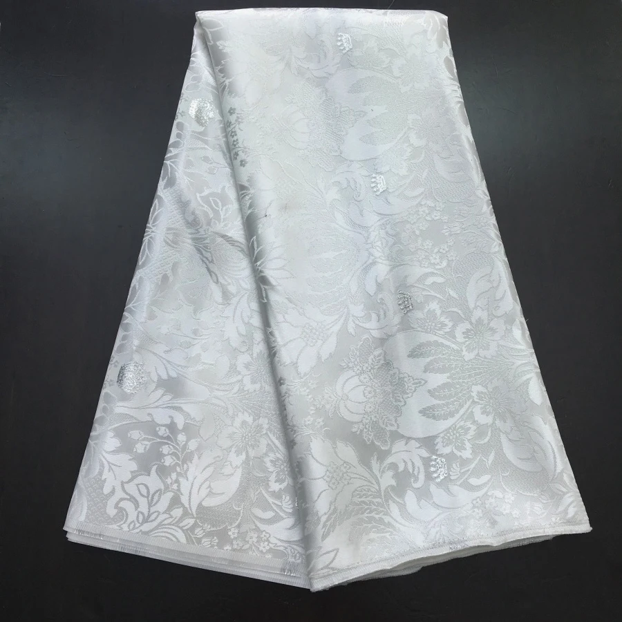 Afrikaner ​ Jacquard-Spitzenstoff – elegantes elfenbeinweißes Blumenrebenmuster mit metallischen Paillettenakzenten für Brautkleider ​