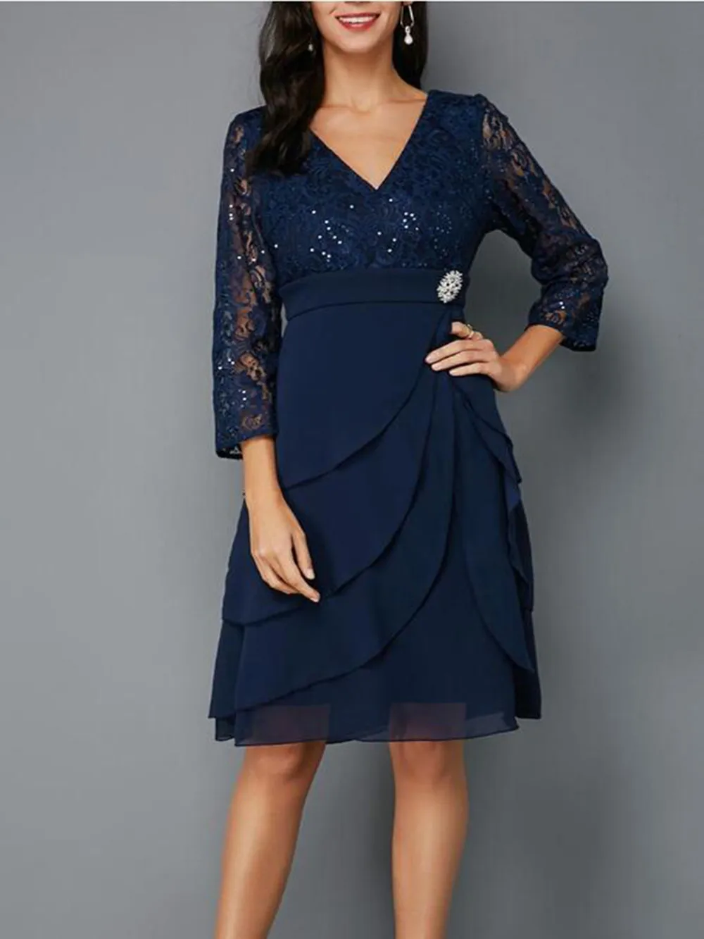 

2022 New Stunning Navy Blue Short Mother of the Bride Dresses With Sleeves Lace Top V Neck Wedding Party Gowns Tier Skirt