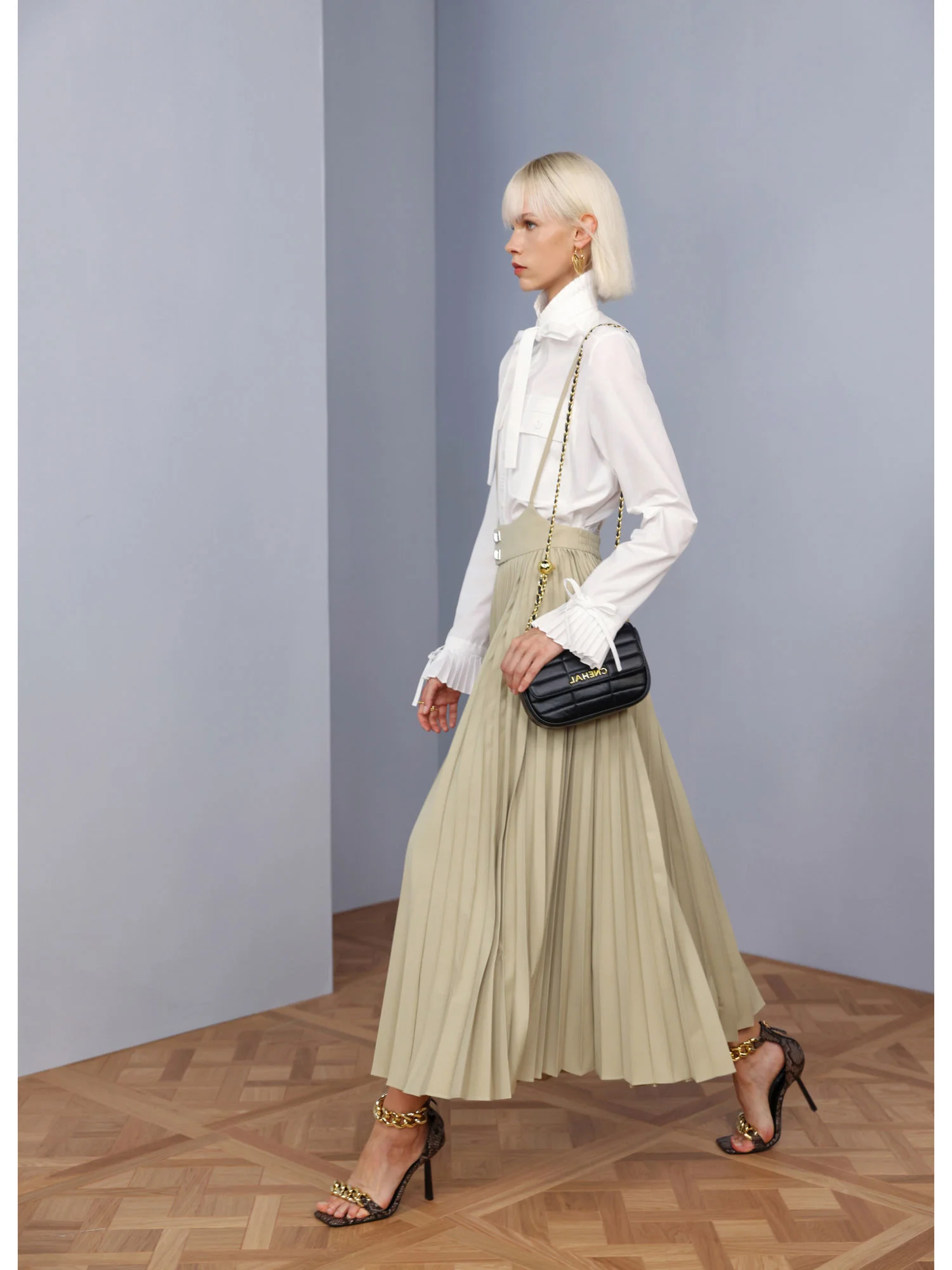 Xiaojingjia's same French niche designer style high waist, long strap, pleated skirt, early autumn versatile skirt trend