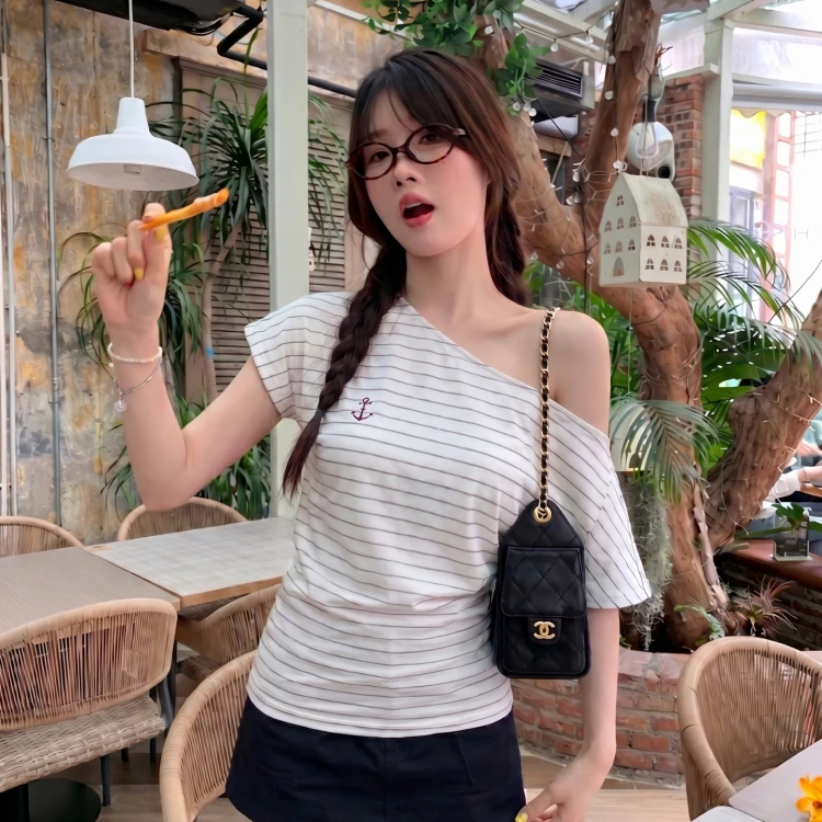 Camiseta de manga corta con hombros descubiertos a rayas coreanas Seventeen Classmate para mujer, top informal de verano con hombros descubiertos