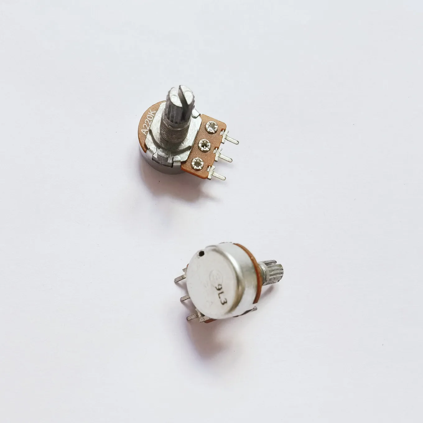 

Original new 100% RV16AF-20-15K 16 Type single potentiometer A220K shank length 15MM flower shaft (SWITCH)