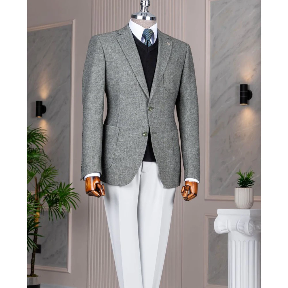 

Мужской костюм-двойка: серый блейзер и белые брюки, однобортный, с лацканами, приталенный, для офиса, повседневной носки, деловых встреч и вечеринок