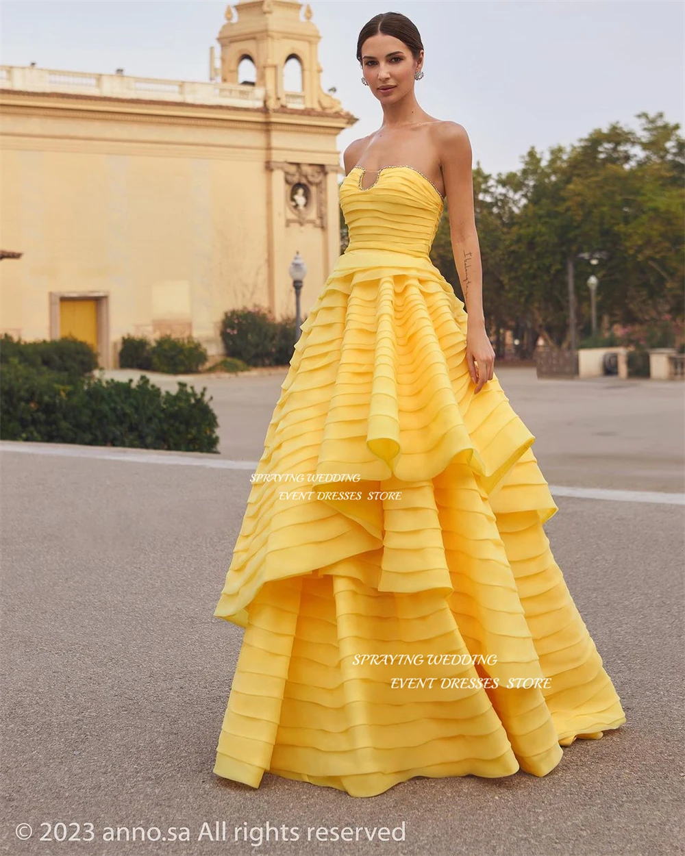 SPRAYING Elegant Yellow Tiered Ruffles Wedding Party Dress Strapless A Line Prom Gown Sleeveless Formal Occasion Dresses