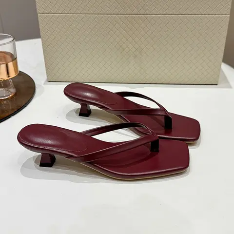 Zapatillas de verano con Clip para mujer, zapatos deslizantes cómodos de tacón bajo, vestido informal para mujer, sandalias de estilo callejero