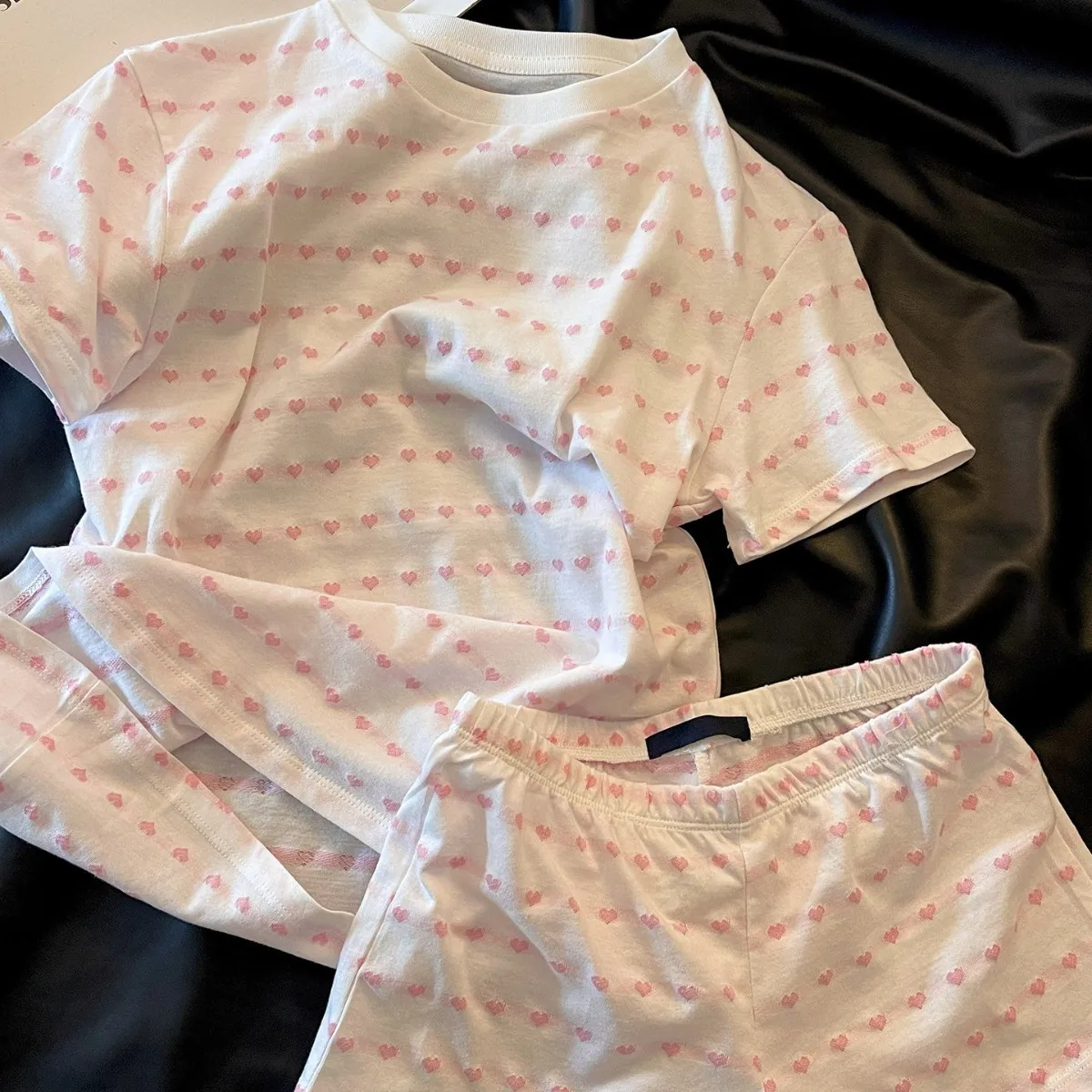 

New Arrival: Sweet Pink Heart-Print Pajamas for Women – Summer Set with Comfortable, Skin-Friendly Shorts and Short-Sleeve Top