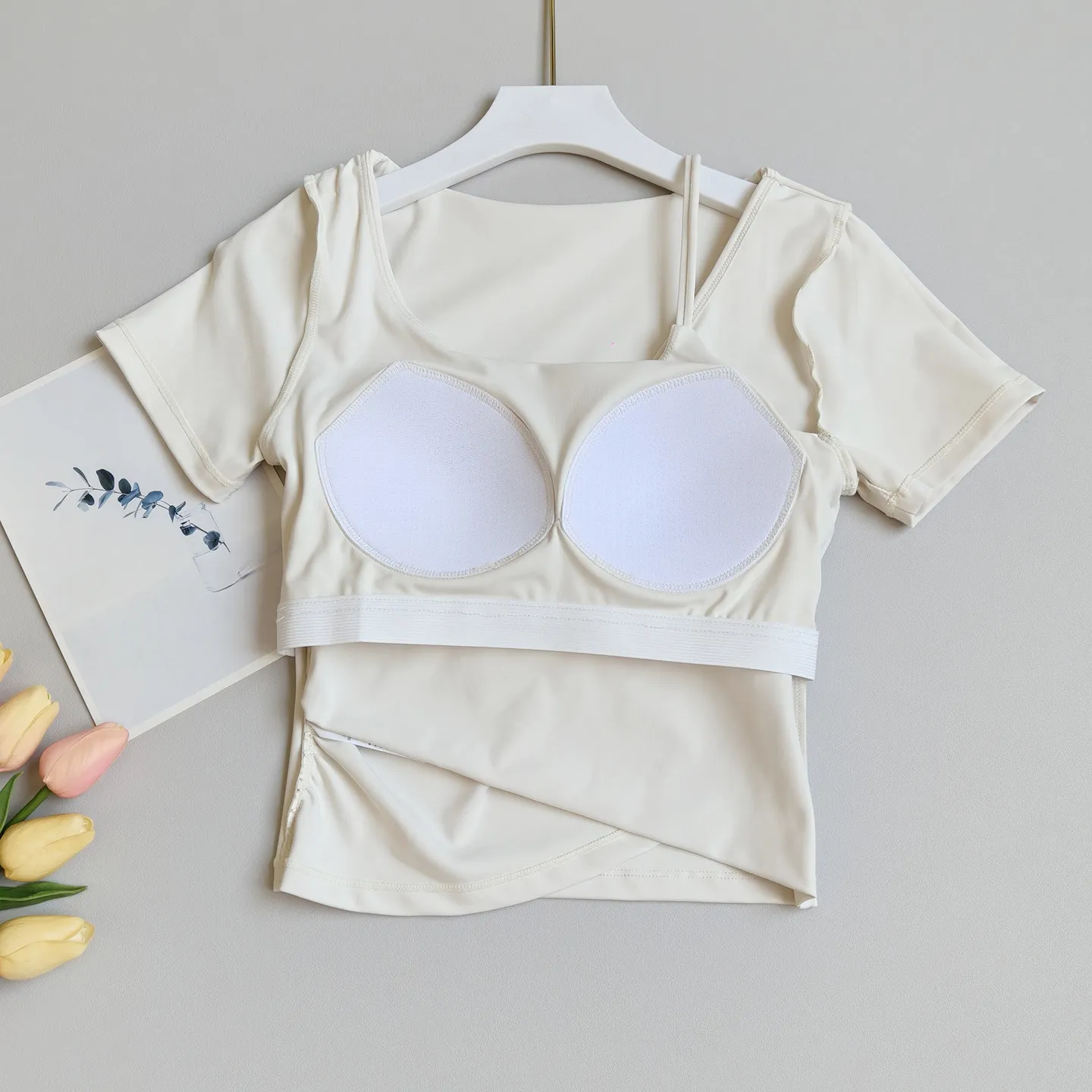 Kurzärmelige Yoga-Kleidung für Damen mit Brustpolster, atmungsaktiv, schnelltrocknend, schlankmachend, für Laufen, Pilates, Fitness, Kurzarm-Oberteile – Detail 6
