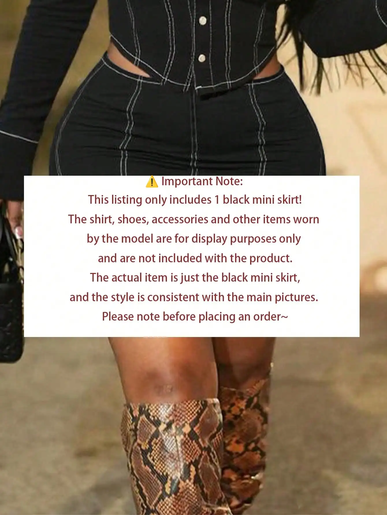 コントラストステッチとカットアウトウエストディテールが特徴のブラックミニスカート