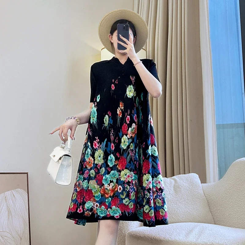 Eleganckie, elastyczne, luźne sukienki damskie z krótkim rękawem, modne, codzienne, o średniej długości, Miyake z dekoltem w serek, plisowana sukienka z nadrukiem, lato 2025