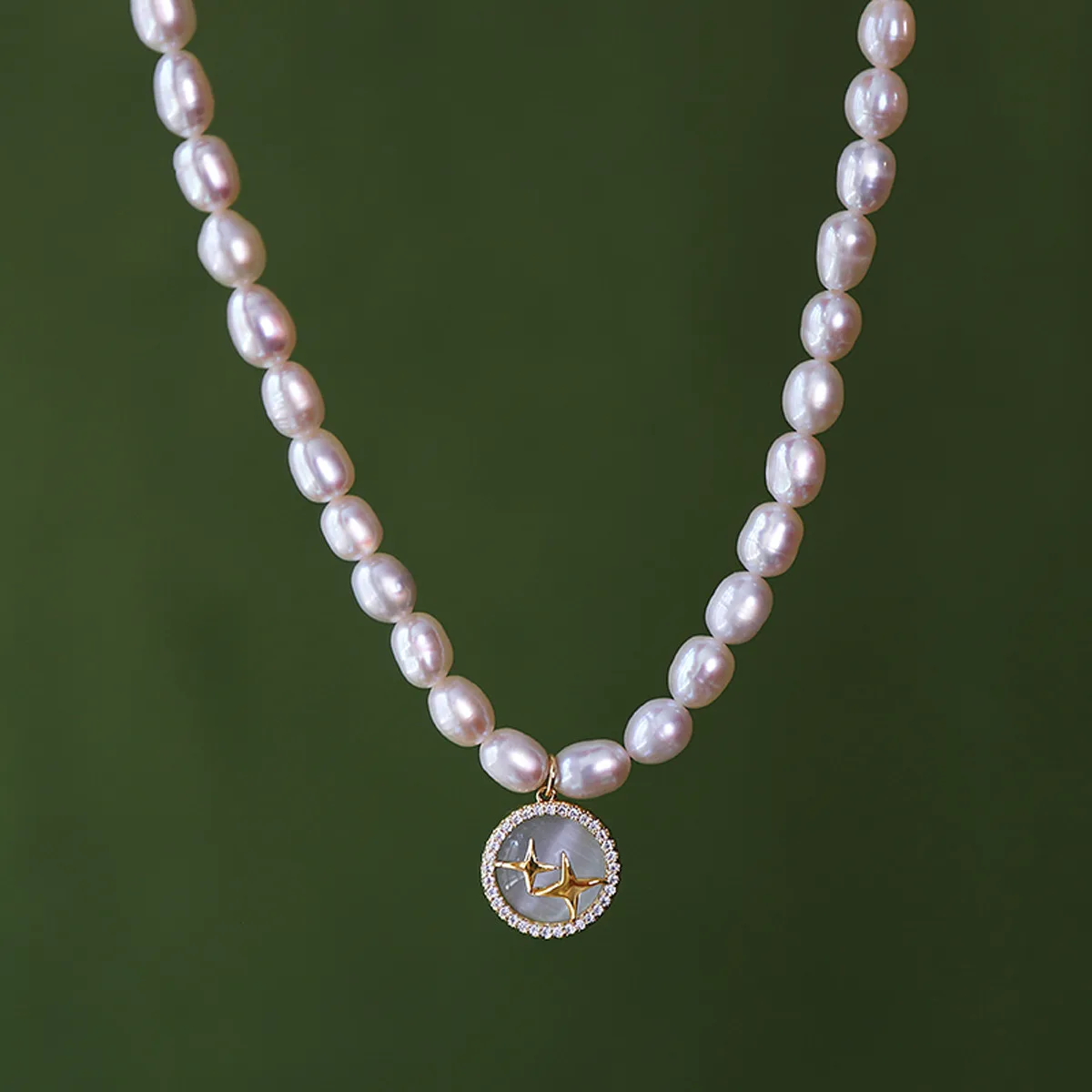 Light luxury niche design sense, retro pearl cross star necklace, simple and versatile temperament, new items and accessories ar