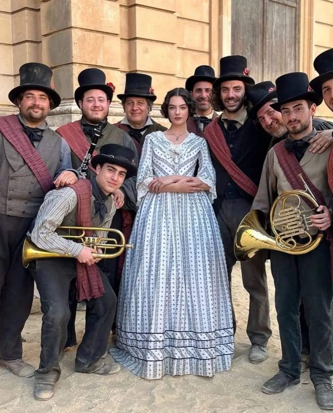 فساتين زفاف بيضاء عتيقة مصنوعة حسب الطلب من الساتان قبالة الكتف على شكل حرف A فساتين زفاف الحرب الأهلية جنوب حسناء