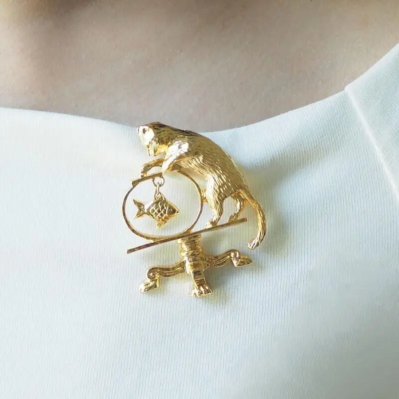 Vintage Baroque Kitten Brooch Simple Matte Metal Cat Enamel Pin Fashion Animal Pins Clothing Accessories Banquet Party Gifts