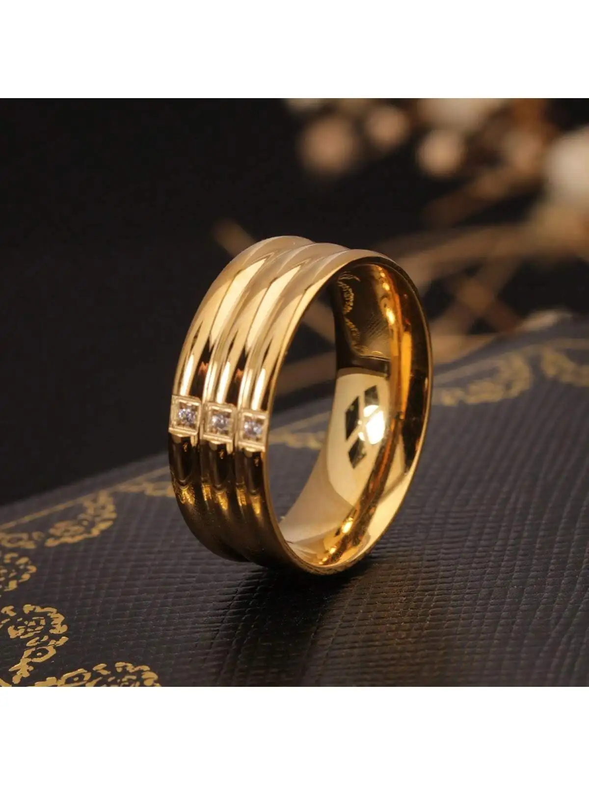 1 Piece of 18K Gold Stainless Steel Minimalist Luxury Creative Trendy Wide Ring with Three Curved Surfaces and Rhinestone Inlays, a Stylish and Versatile Ring Suitable for Women's Daily Wear, Parties, and as a Gift