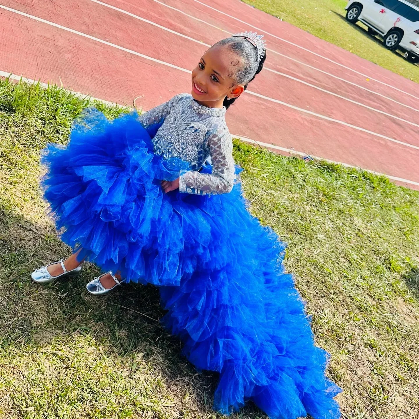 فساتين فتاة الزهور باللون الأزرق الملكي لحفلات الزفاف رائعة بطبقات كريستالية وأكمام طويلة للأطفال للمناسبات الرسمية فستان تبادل لاطلاق النار حسب الطلب