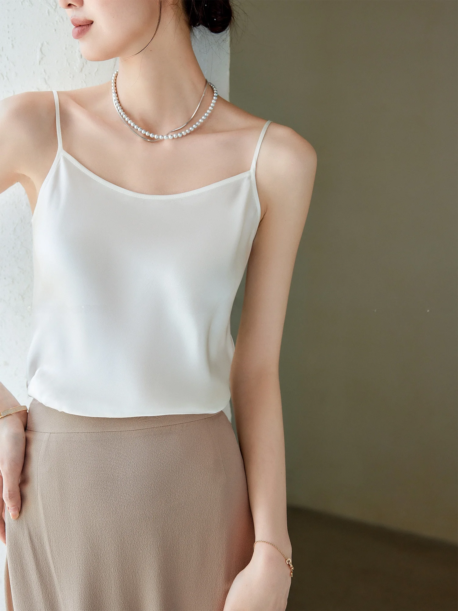 

Шелковое асимметричное платье Blancwing Luxury Light Tone из 100% шелка с драпировкой и прямым кроем, цвет Ele P