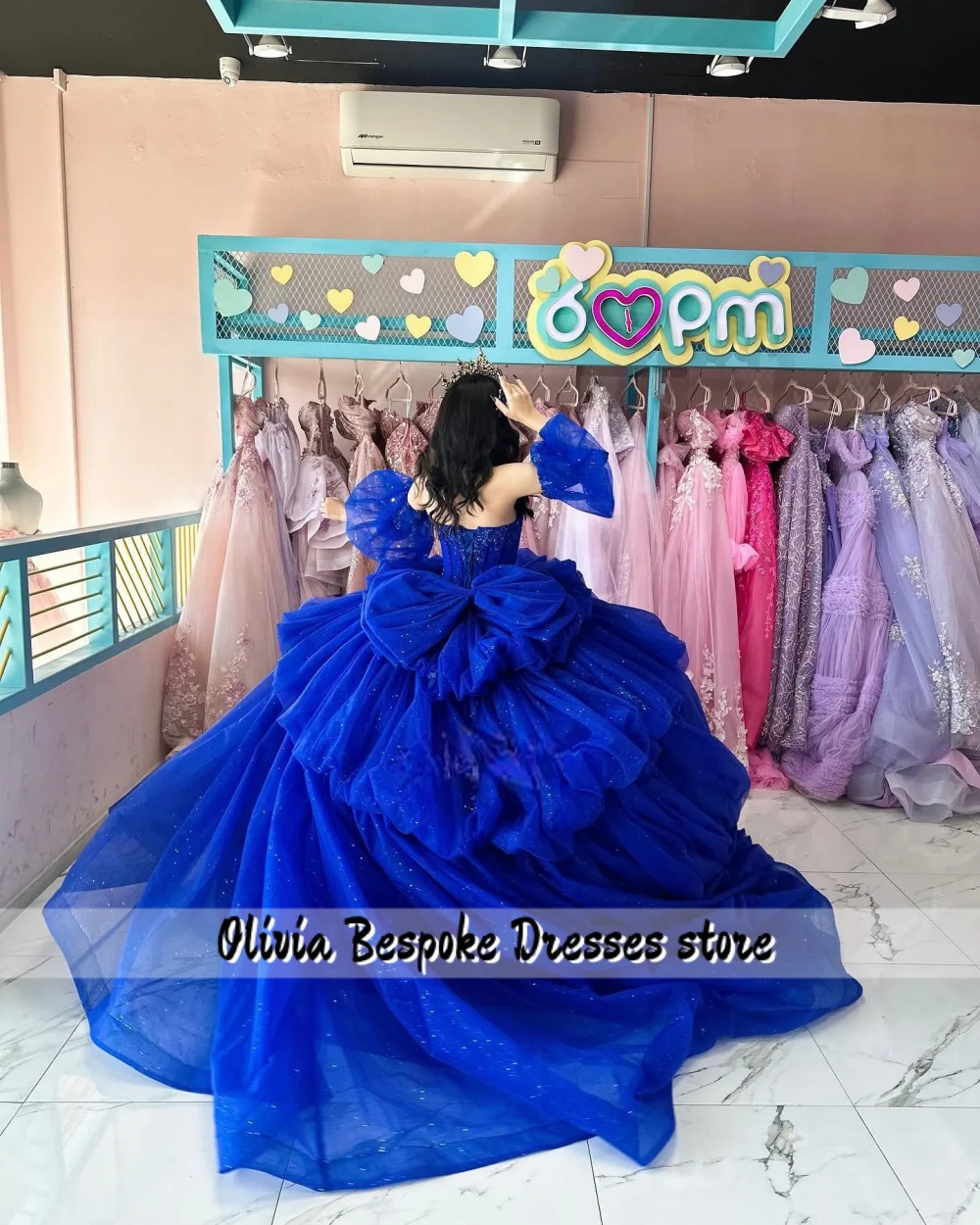 فساتين Quinceanera من التل الأزرق الملكي 15 عامًا 2026 بأكمام مطرزة بالخرز فستان حفلة عيد ميلاد مكسيكي مخصص