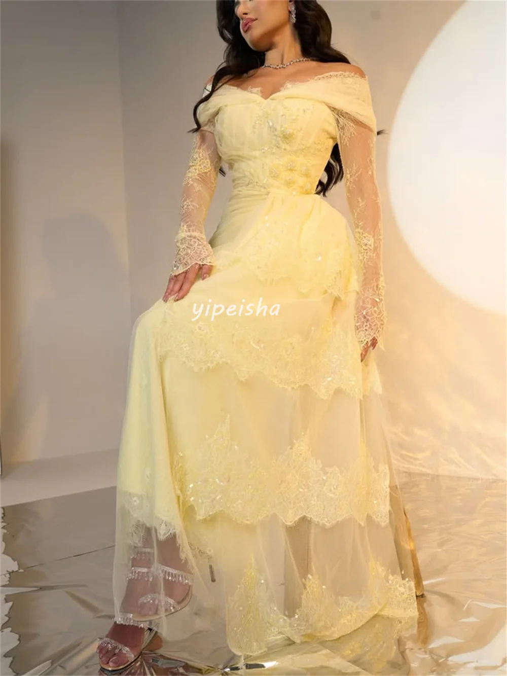 Abiti lunghi dritti con spalle scoperte in pizzo intricato stile moderno personalizzato Abiti da cerimonia su misura Moda