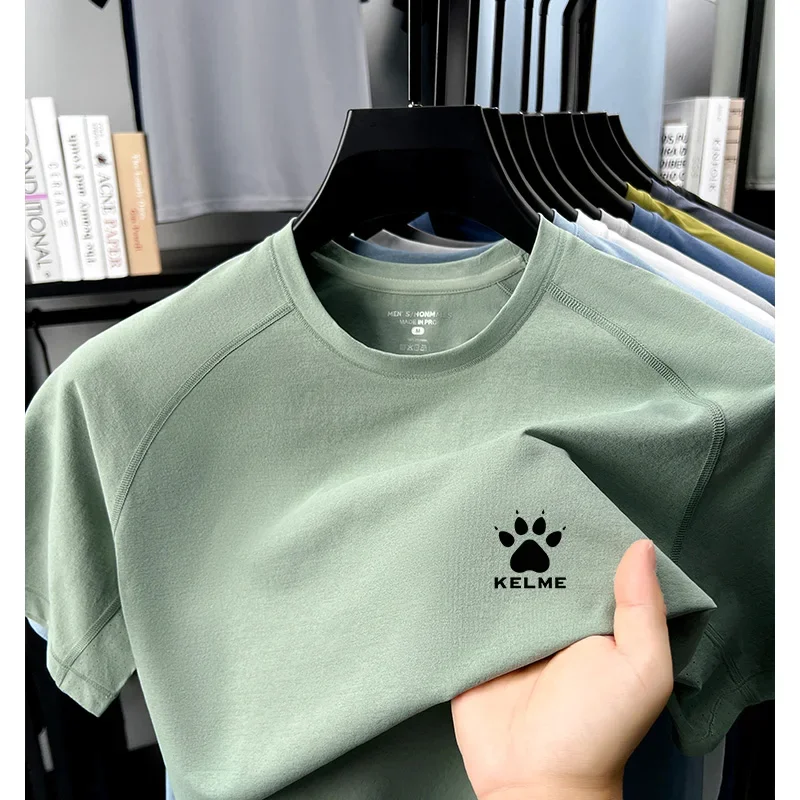 KELMEs neues Herren-Sommer-Shirt mit Rundhalsausschnitt, atmungsaktiv, schnelltrocknend, kurzärmelig, für Freizeit und Sport. – Detail 9