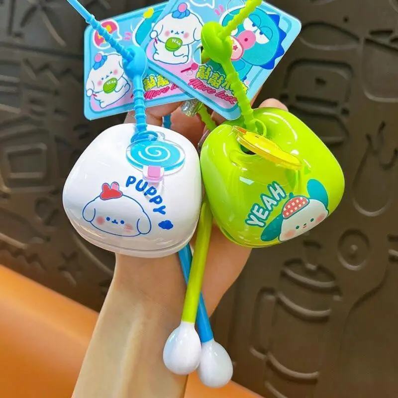 พวงกุญแจปลาไม้โปชัคโก้ซานริโอ้ใหม่ พวงกุญแจปลาไม้ซินนามอนโรลแบบเคาะได้ พวงกุญแจติดรถยนต์ จี้ติดกระเป๋านักเรียน ของขวัญ