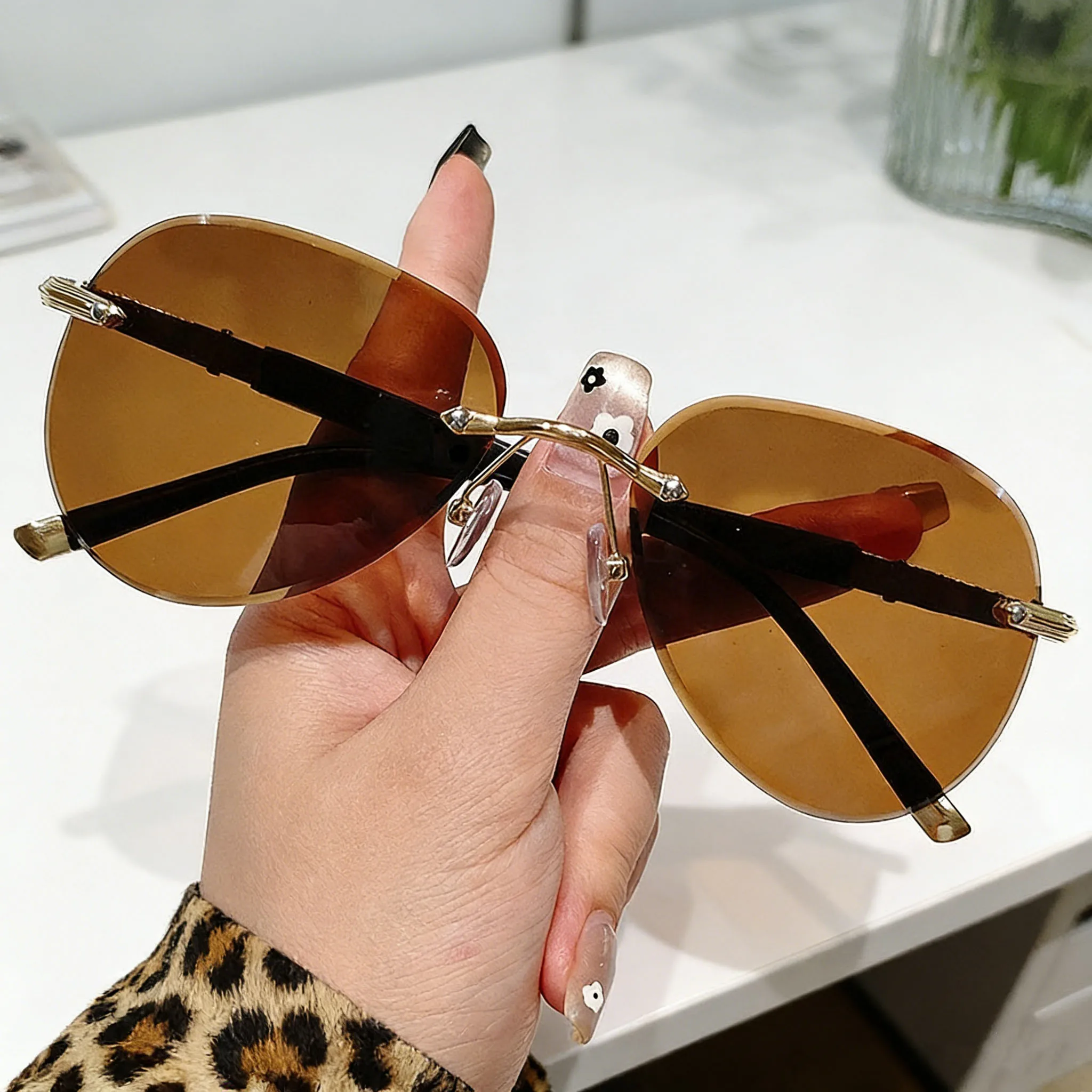 

Vintage and Personalized New Frameless Women's Sunglasses for Outdoor Fashion Neutral and High-quality UV400 Sunscreen Glasses