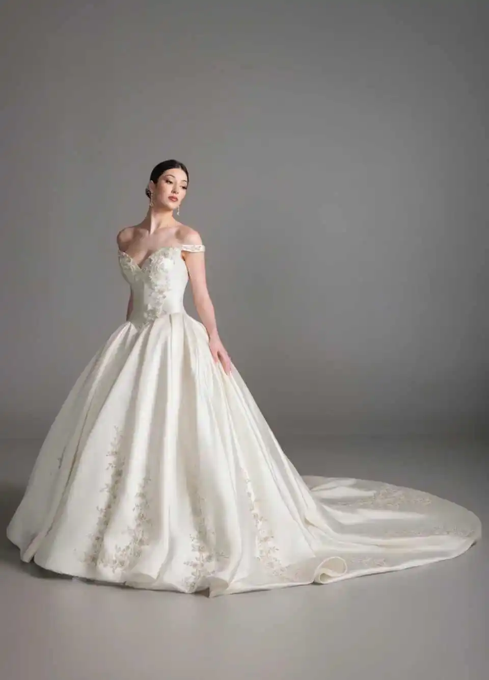 New Ball Gown Sleeveless Bateau Satin Wedding Dress Sequins 3D Lace Appliques Ruffles Bridal Gowns Customized D261208