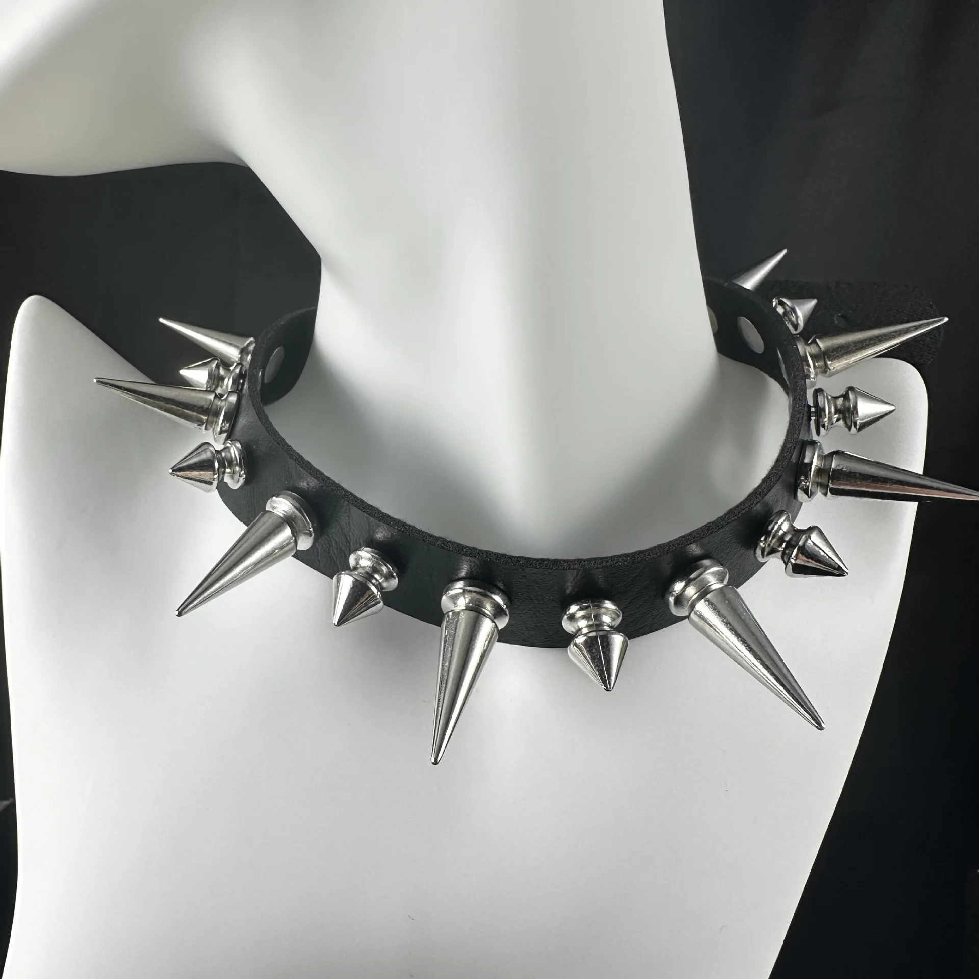 Gothic Punk Harajuku Rock and roll Fashionable Night club Individuality Sense of advanced Leather Rivet Pendant Spike Choker
