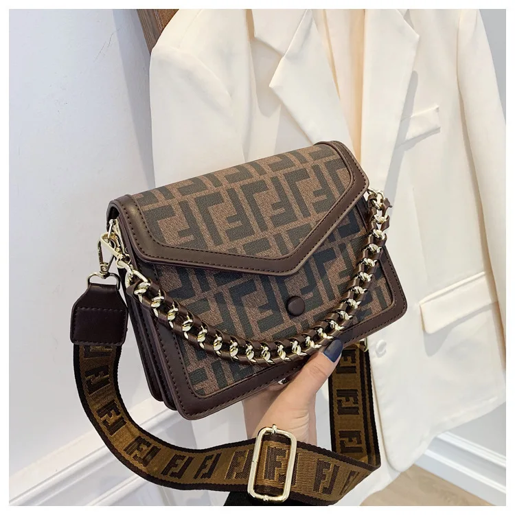 

Luxury 2025 Alphabet Box Bag Women Convertible Crossbody Pebbled Leather Artisanal Global Essentials Multi-Scene Typography Art