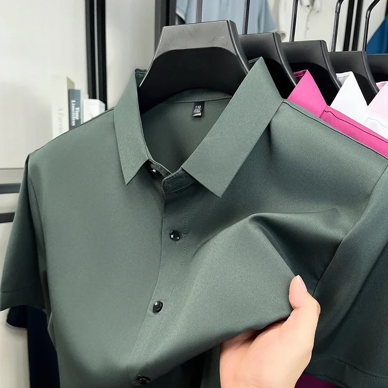 Camisa de manga corta para hombre, de color sólido, con botones, resistente a las arrugas, de tela de seda fría, para negocios y uso diario.
