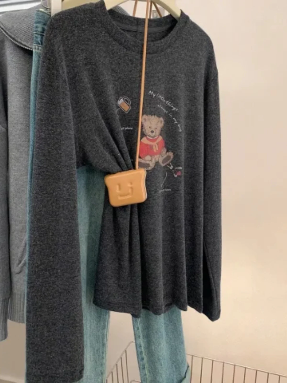 

Outlet Bear Fleece Long Sleeve T-Shirt Women's Loose Inner Wear Top Korean Style Commute round Neck Regular Thickness