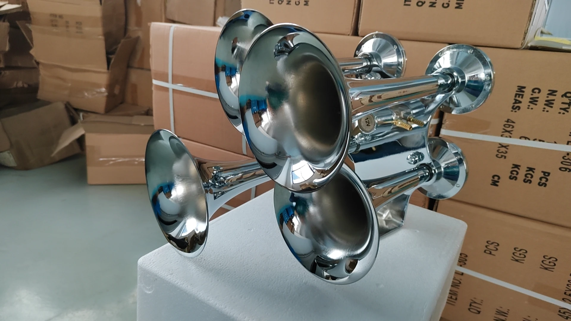 แตรรถไฟดัง 12/24V พร้อมแตรอากาศ 4 ท่อลําโพงและแตรขนาดใหญ่