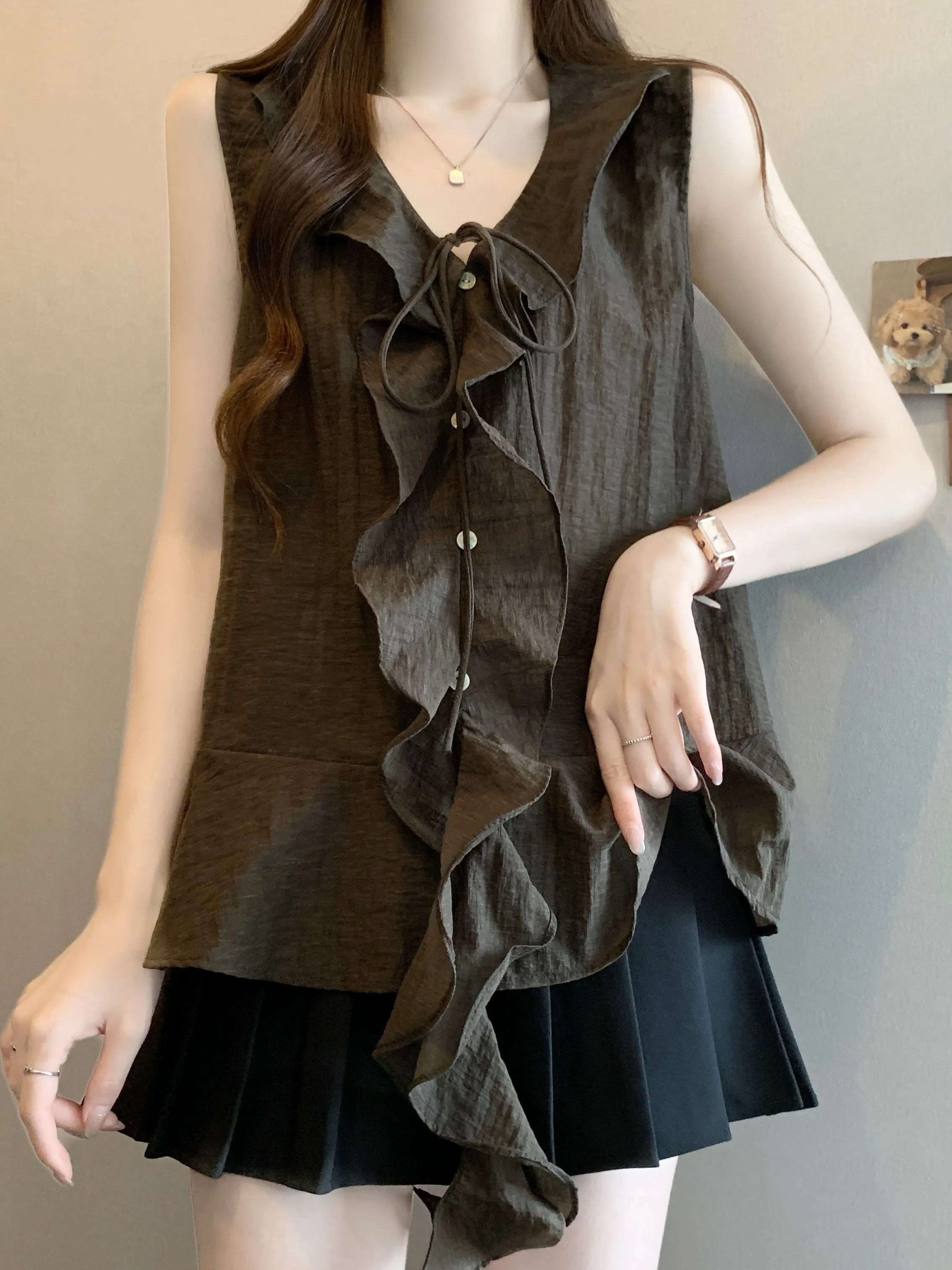 Women's V-neck Vest Shirt Summer 2026 Large Size Cute Sleeveless Base Top Flounce Hem Commute Style Loose Fit Thin Model