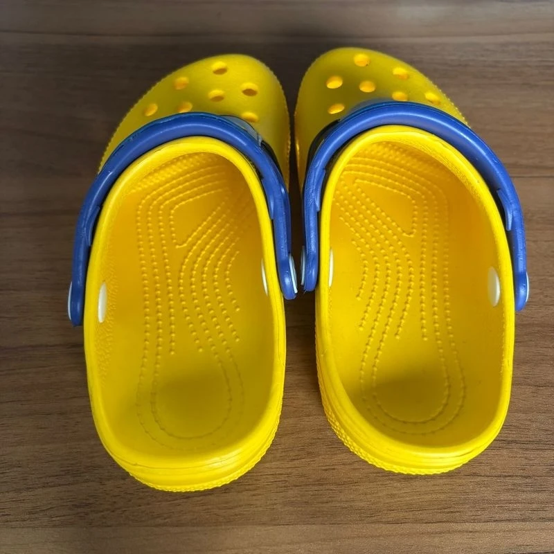 2025 جديد حار الكرتون الأطفال ثقب الأحذية للبنين والبنات بارد وعصري المضادة للانزلاق تنفس صنادل شاطئ هدية عيد