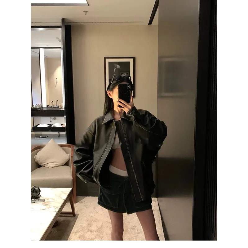 春秋のクールでハンサムなレトロなオーバーサイズのダメージ加工ブラウンソフトフェイクレザージャケット女性用ジッパーランウェイファッション