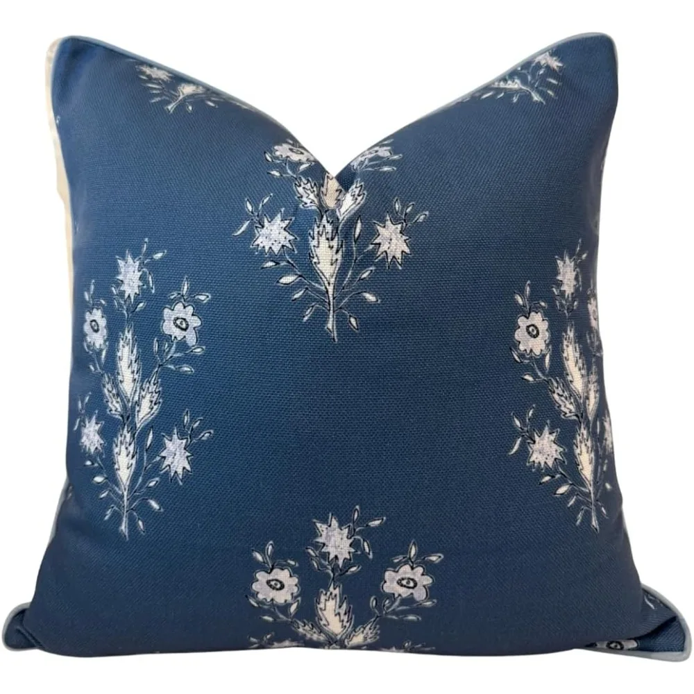 

Темно-синяя и белая наволочка с цветочным принтом в стиле Norfolk — декоративная наволочка в стиле Grandmillennial