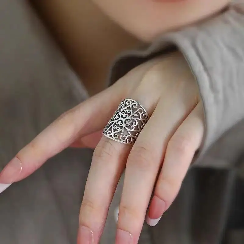 1Pcs Adjustable Women's Retro Hollow Flower Ring Gold Silver Color Fashion Finger Ring for Daily Outing Party Wear