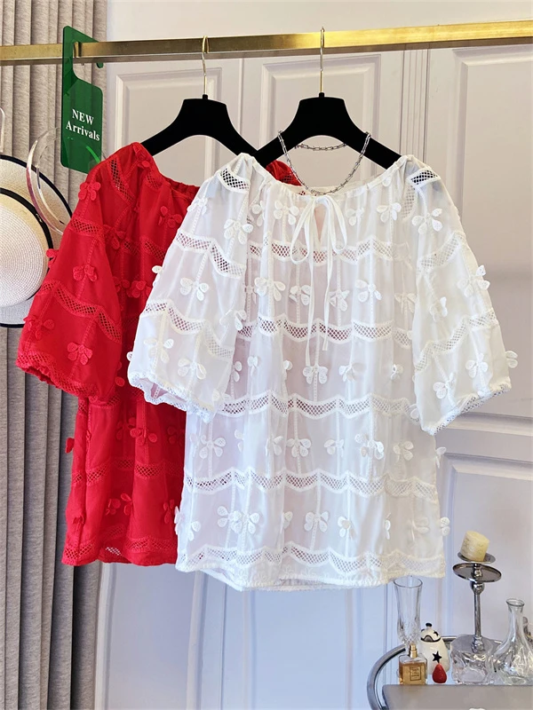 レッド ルーズ 半袖シャツ レディース 夏服 プラスサイズ 透かし彫りデザイン カジュアルスタイル ラウンドネックトップ 3D花柄