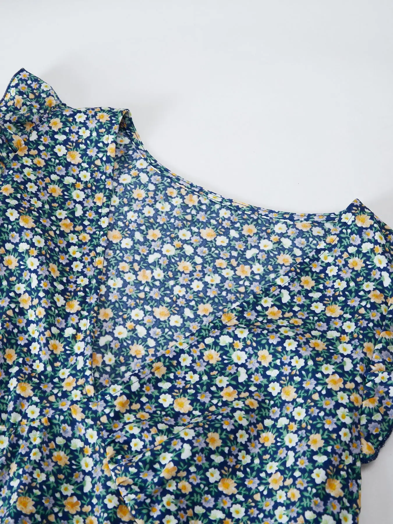 Lässiges Kleid mit V-Ausschnitt für Damen, Sommerkleid mit Blumenmuster, knielanges Urlaubskleid, elegantes Kleid mit Rüschen und kurzen Ärmeln, Boho-Kleid, Dropshipping. – Detail 7