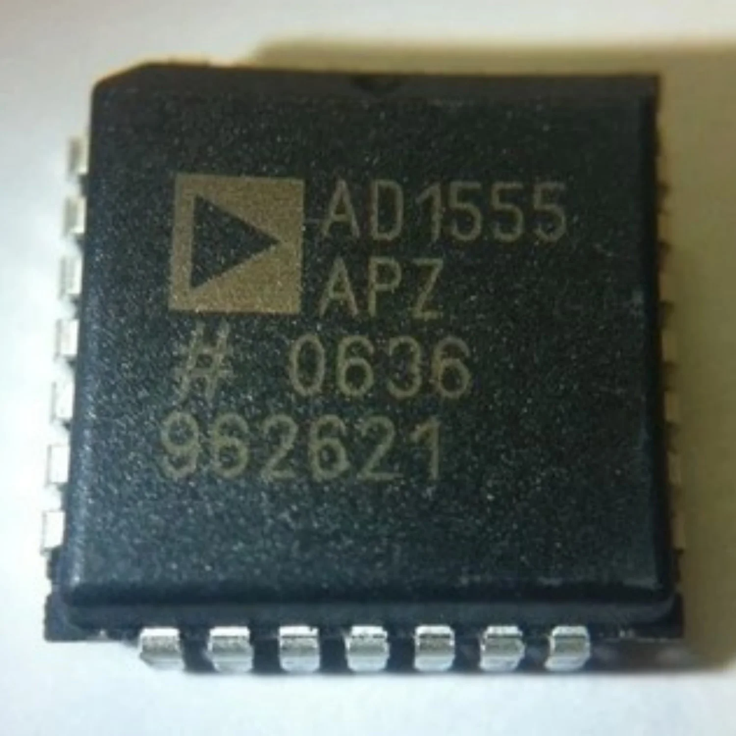 

1~10 шт./лот AD1555APZ AD1555AP AD1555 PLCC28 100% новый оригинал.