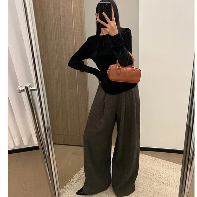 

Early Spring Simple and Elegant Black Skin-friendly Velvet Round Neck Back Zipper Long-sleeved Women Tops
