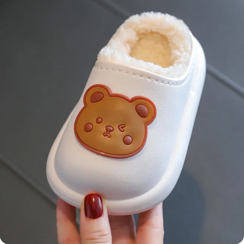 Zapatillas de algodón cálidas para Bebé y Niño, pantuflas impermeables para casa para niña, oso de dibujos animados, toboganes de interior,