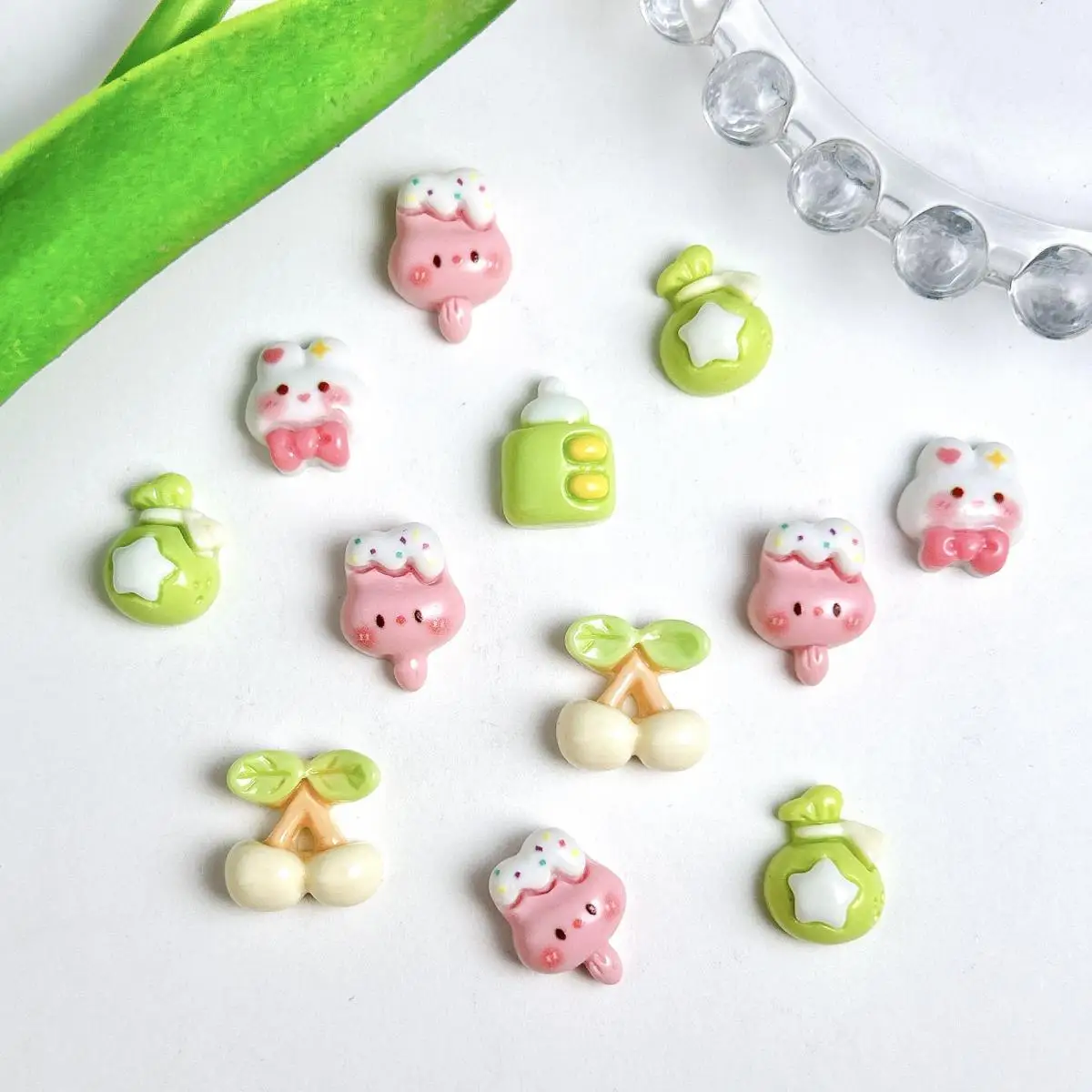 20PCS 사랑스러운 크리 에이 티브 병 넥타이 토끼 네일 매력 새로운 다채로운 작은 신선한 스타 가방 체리 수지 네일 아트 장식 DIY