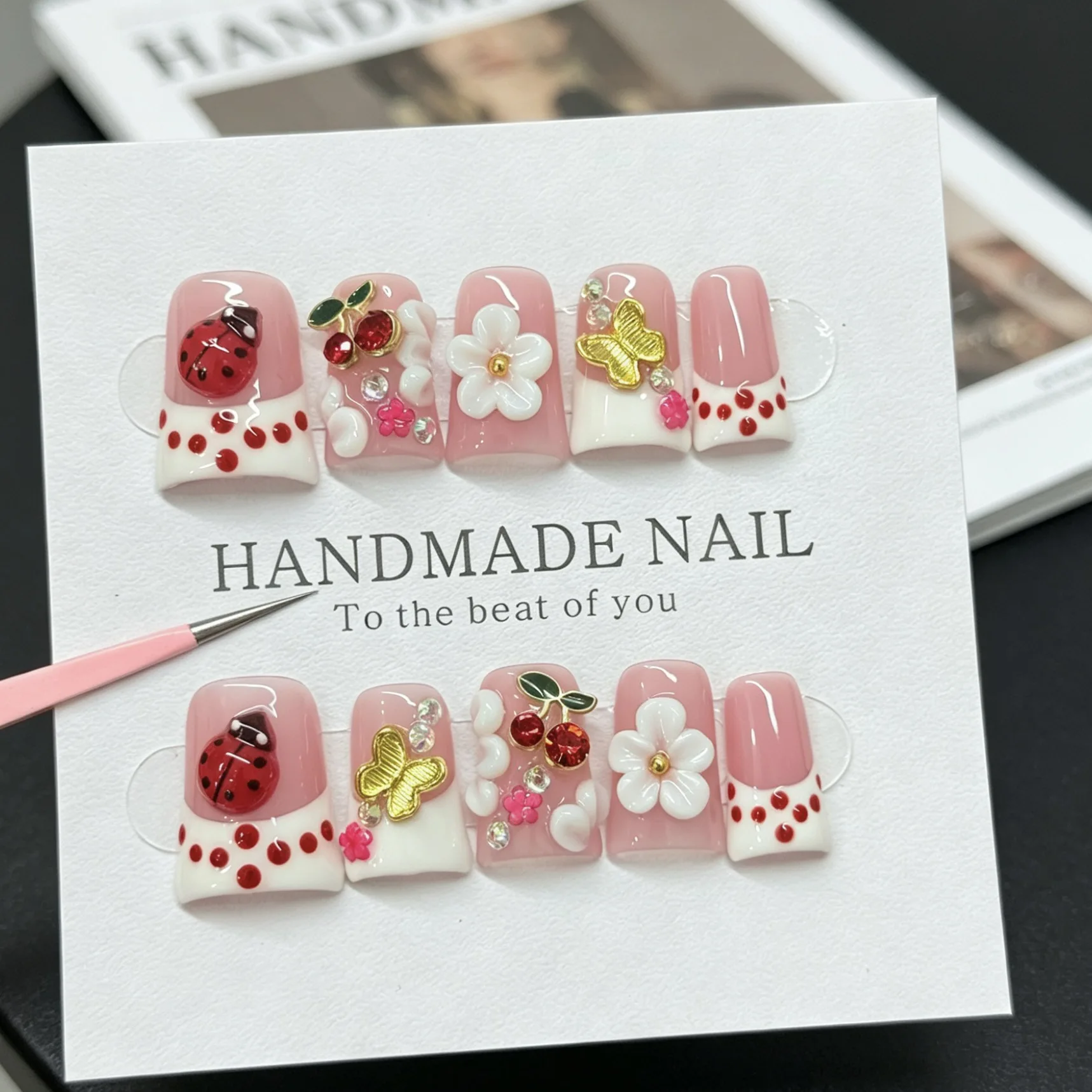 10 Stück hochwertige, niedliche Cartoon-Charaktere im handgezeichneten 3D-Stil: Käfer, Schmetterling, Blume, feine glitzernde Punkt-Diamanten handgefertigt. – Detail 6