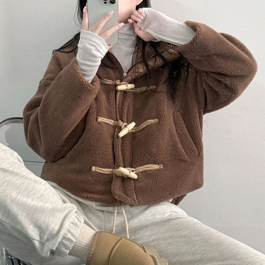 เสื้อโค้ทผู้หญิงแฟชั่นฤดูหนาว แต่งปกขนแกะ บุด้วยผ้าฝ้าย ติดกระดุม อุ่นสบาย ดีไซน์ทันสมัย ใช้งานได้หลากหลาย เหมาะสำหรับใส่ไปทำงาน ทรงเข้ารูป