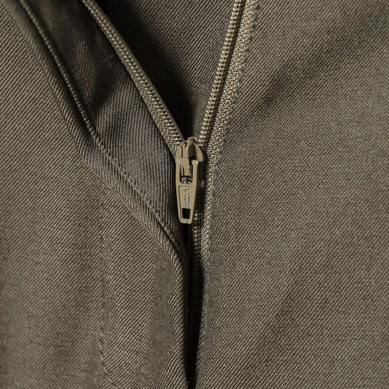 DiYiG VROUW 2025 Winter Nieuwe Mode Effen Kleur Geplooide Wijde Pijpen Broek All-Match Rits Losse Broek Broek mujer