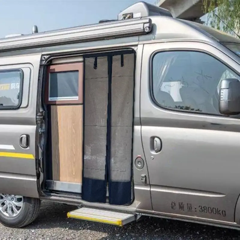 

Внедорожник на открытом воздухе для кемпинга.