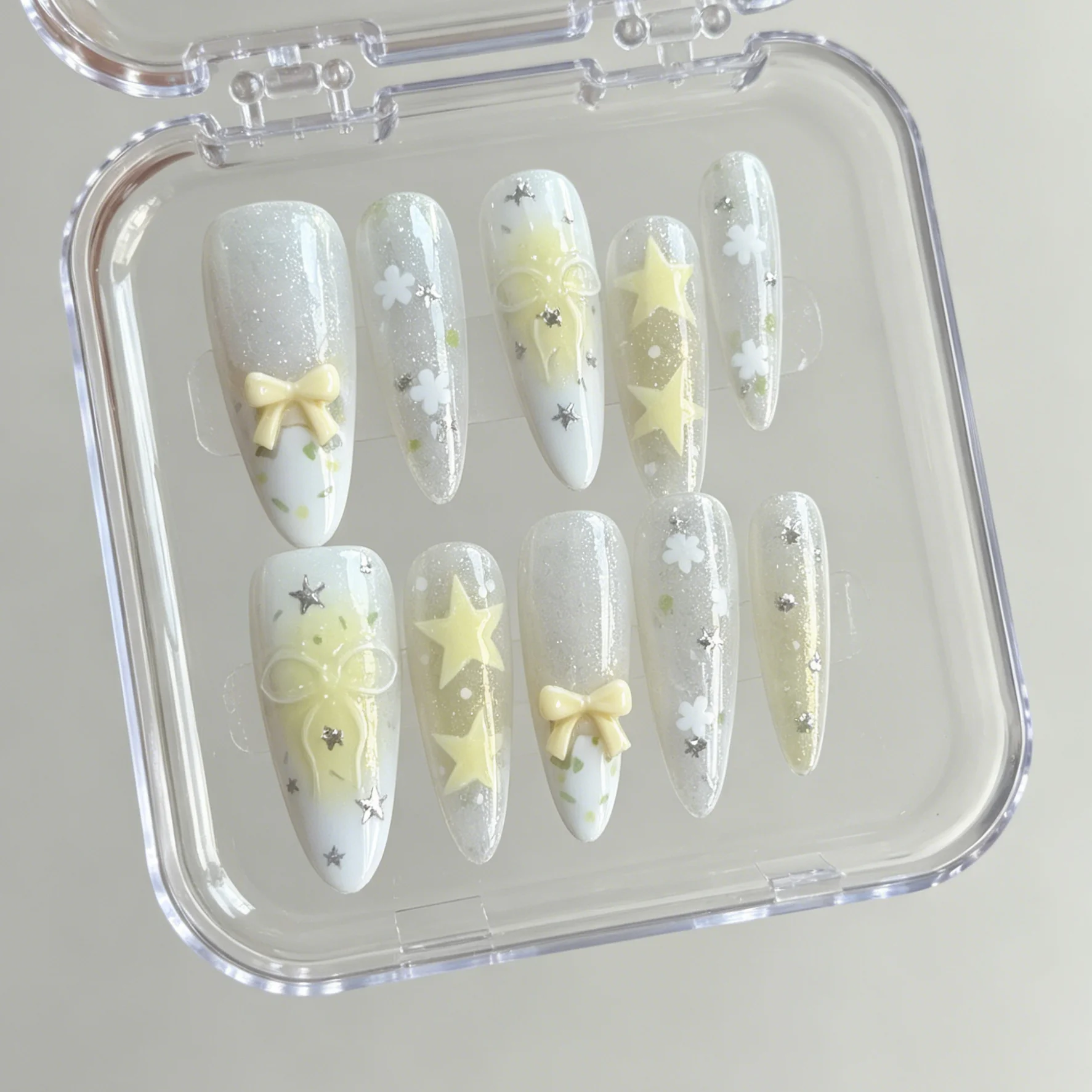 10 faux ongles en forme d'amande pressés à la main, magnifiques faux ongles avec des étoiles jaunes claires, adaptés aux femmes