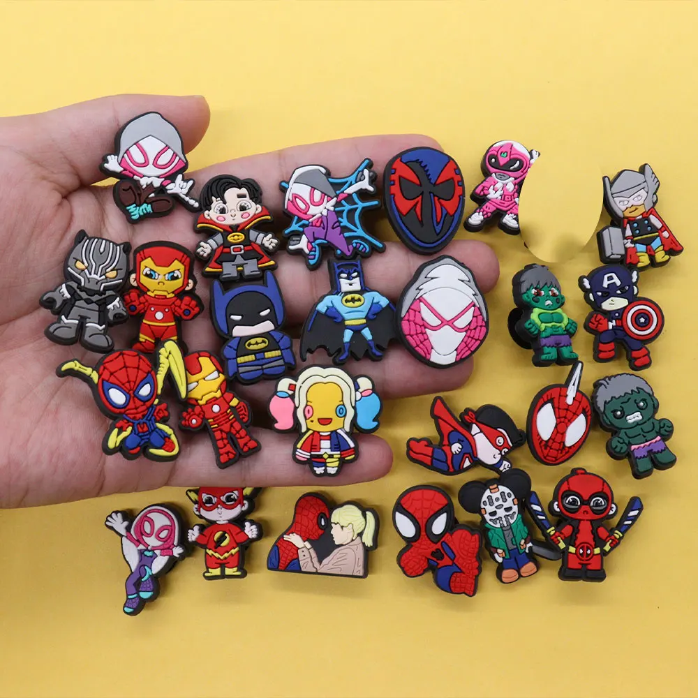 Dijes de PVC para zapatos de 1 a 25 piezas, accesorios de zapatillas de Spiderman, Gwen, Iron Man, decoraciones para niños, regalo de cumpleaños, gran oferta