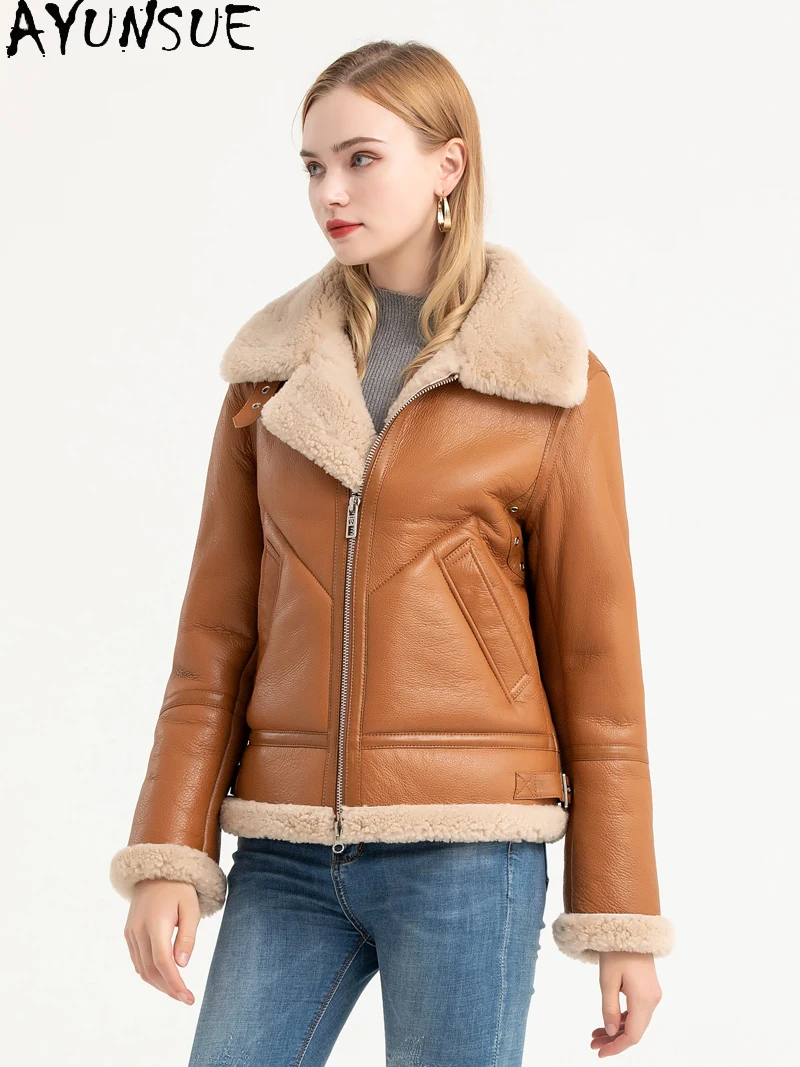 سترة من الجلد الطبيعي من AYUNSUE معطف شتوي للنساء 2025 معطف فرو من جلد الغنم الحقيقي ملابس نسائية سترات للدراجات النارية نمط قصير